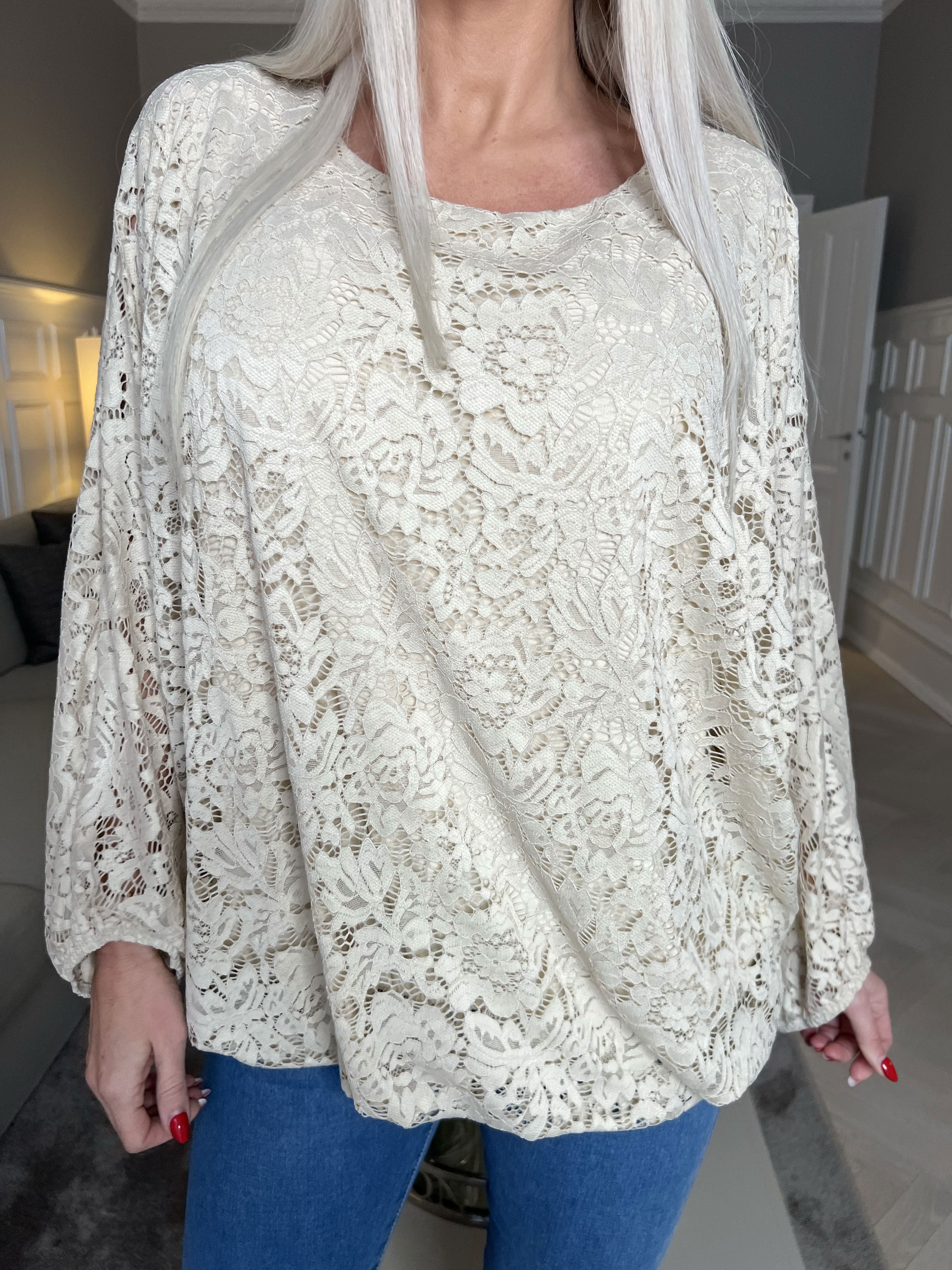 Destiny Lace - Bluse i blonde med flagermusærmer